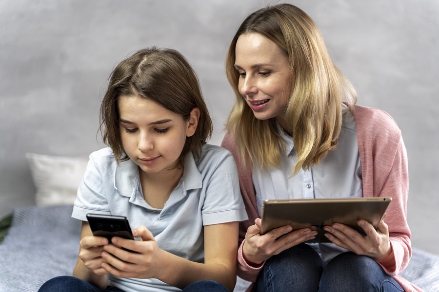 Réguler les pratiques numériques des ados : un défi pour les parents ?