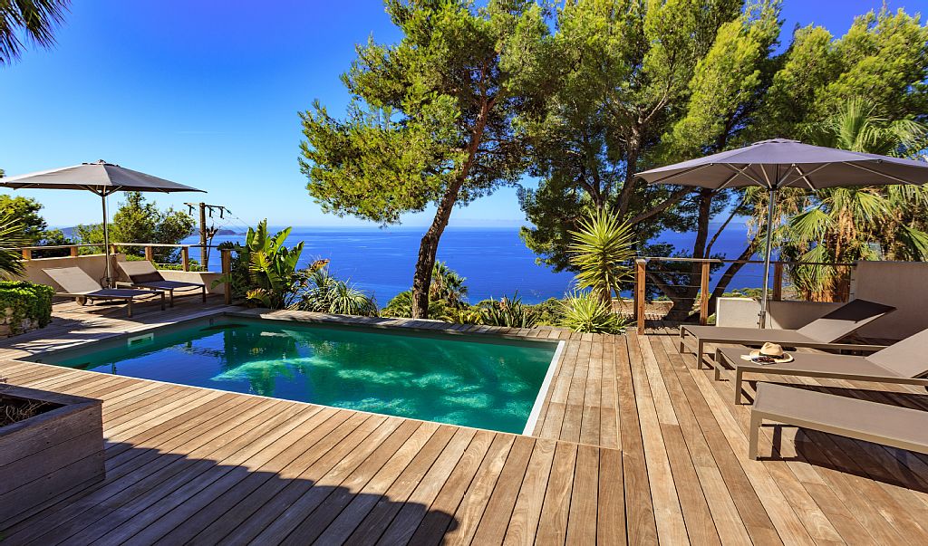 Abritel Location Carqueiranne - Vaste maison contemporaine vue mer avec piscine chauffée