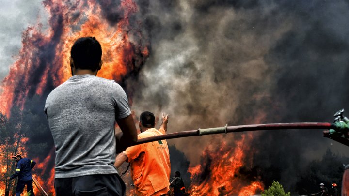 Incendies : en deuil, la Grèce continue de lutter contre les flammes