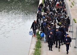 La police a évacué "dans le calme" le "Millénaire", plus grand campement de migrants à Paris