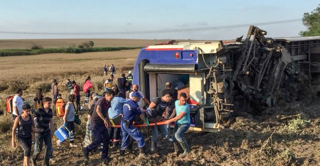 Plusieurs morts et des dizaines de blessés dans le déraillement d'un train en Turquie