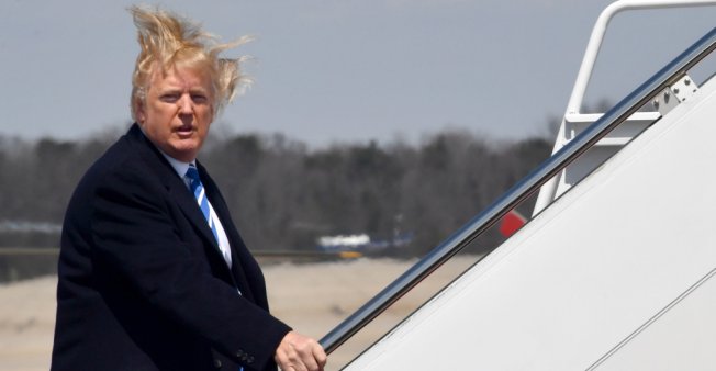 Souvent moqué pour sa célèbre coiffure, Donald Trump vante la qualité de sa chevelure