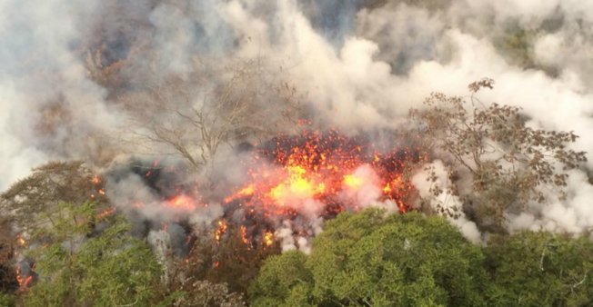 En images : explosion sur le volcan hawaïen Kilauea à Hawaï, les habitants appelés à s'abriter