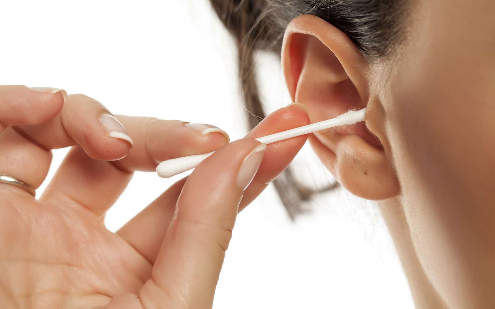 Une femme s'infecte l'os du crâne en nettoyant son oreille avec un coton-tige