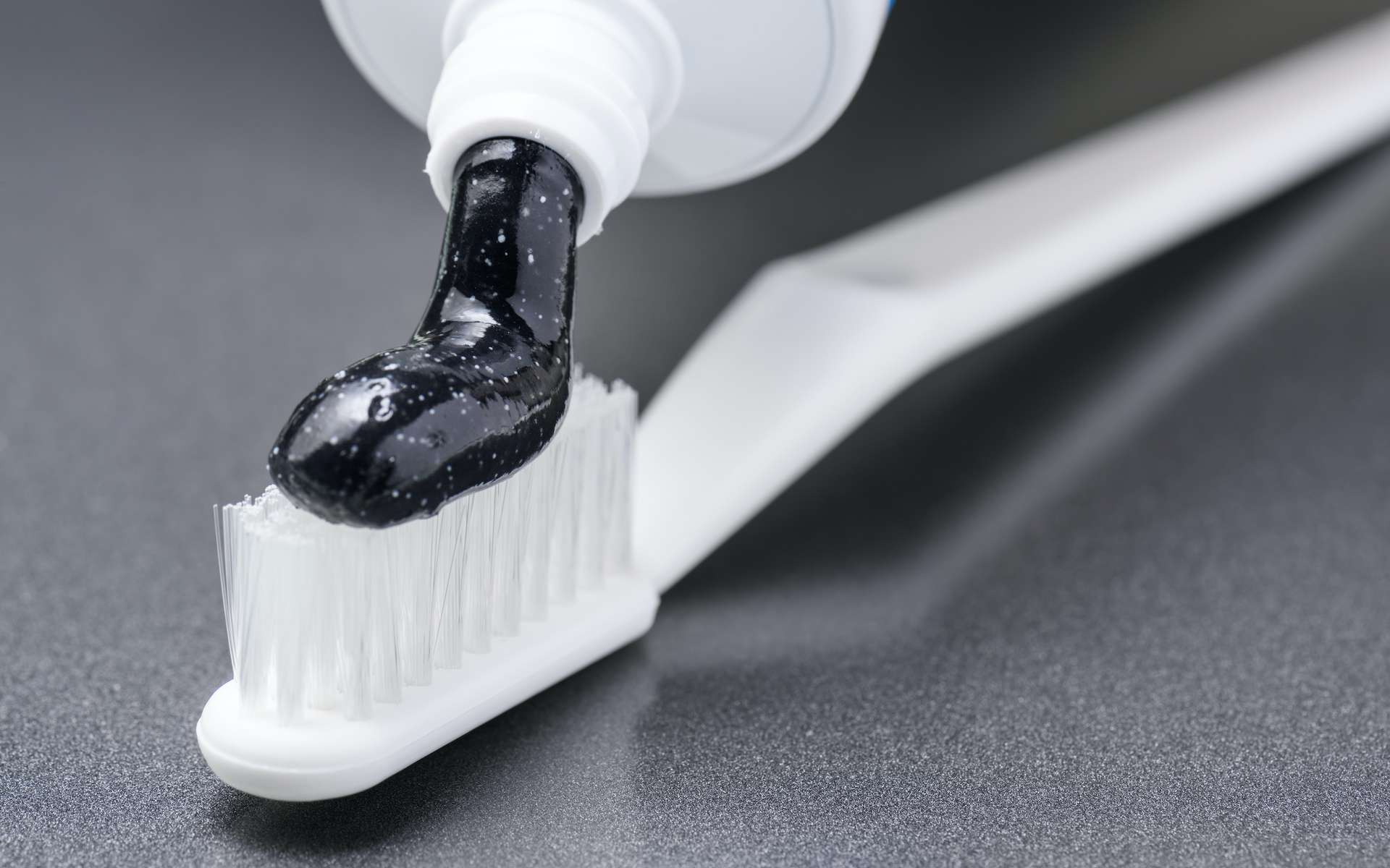 Le dentifrice au charbon est-il efficace pour blanchir les dents ?