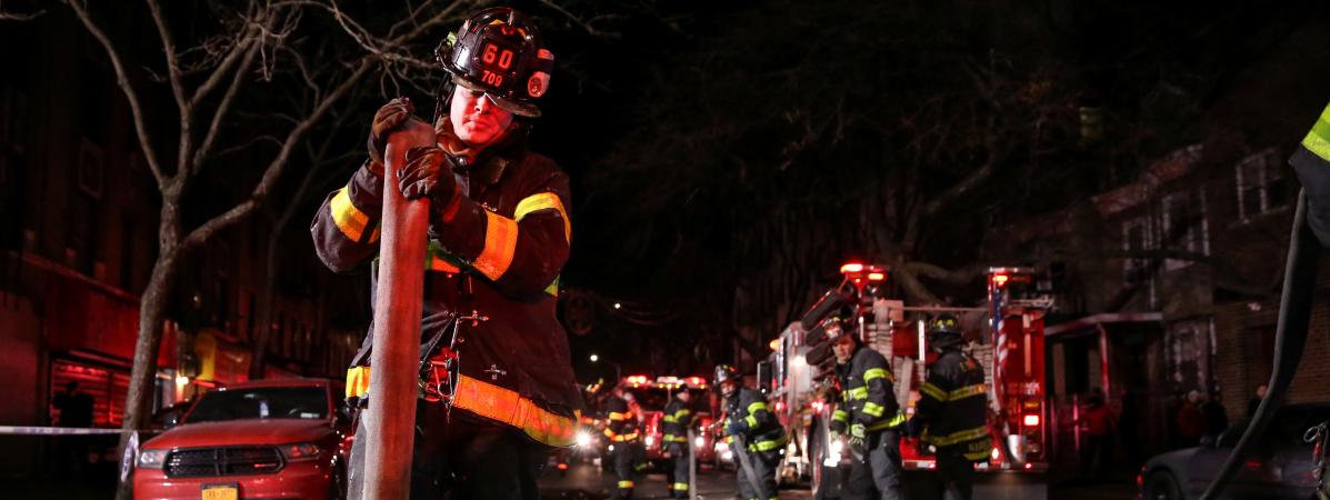 New York : au moins douze morts dans un incendie, le pire sinistre dans la ville depuis plusieurs décennies - Franceinfo