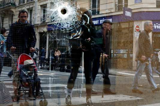 Attaque au couteau à Paris : un assaillant jeune, suivi par les services de renseignement - Le Monde