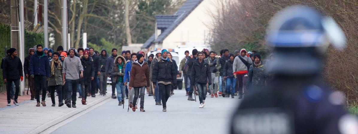 Calais : ce que l'on sait des affrontements entre migrants qui ont fait quatre blessés graves - Franceinfo