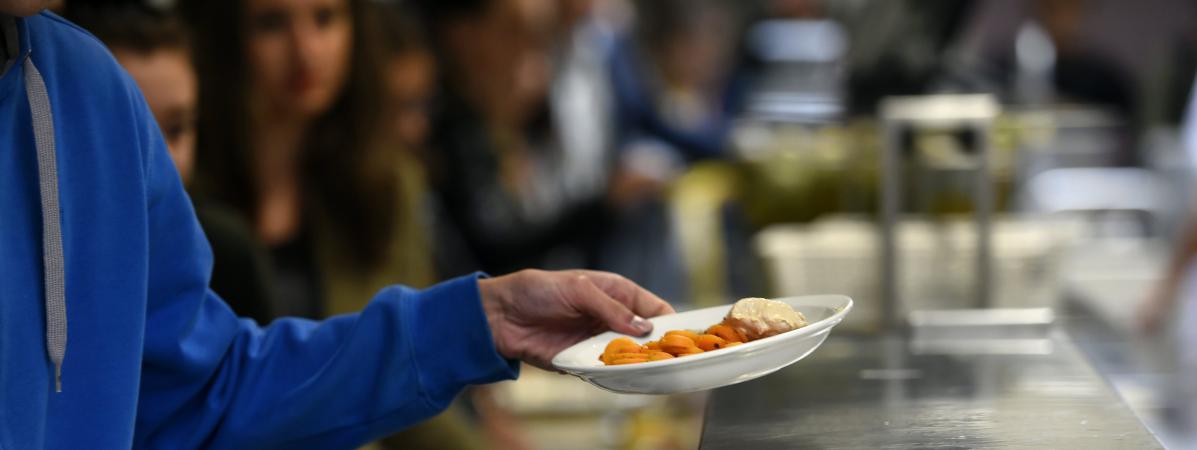 Cantine scolaire : les élèves issus de familles défavorisées sont deux fois plus nombreux à ne pas y manger - Franceinfo