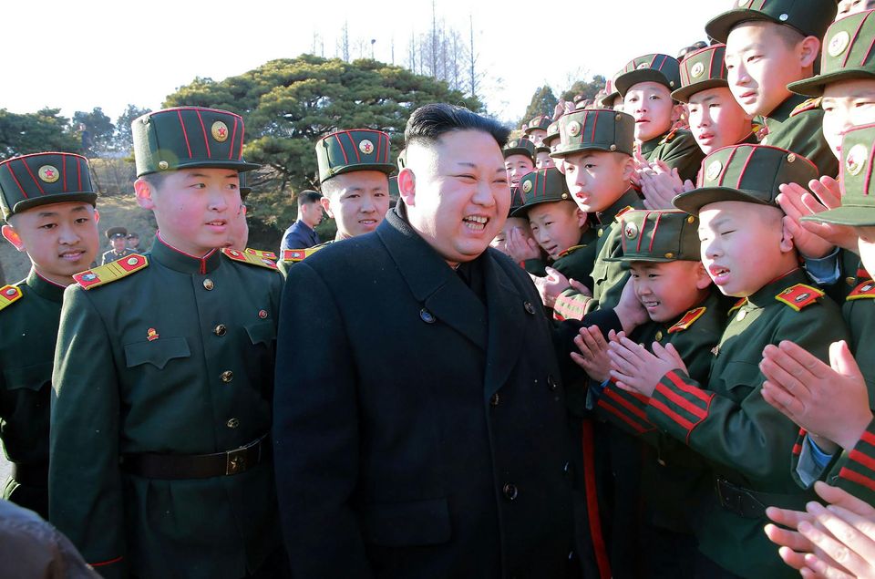 Kim Jong-un tire une salve de missiles, trois tombent près du Japon - Libération