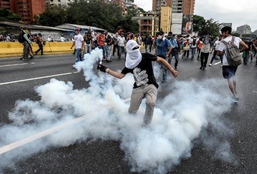 L'opposition poursuit ses défilés au Venezuela, plongé dans la violence - Le Point