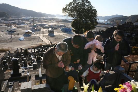 Le Japon se recueille, six ans après le tsunami et la catastrophe de Fukushima - Le Monde