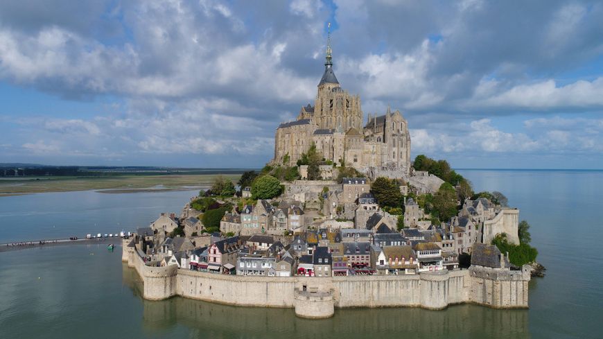Mont-Saint-Michel : les touristes sont mal accueillis, selon deux rapports - France Bleu