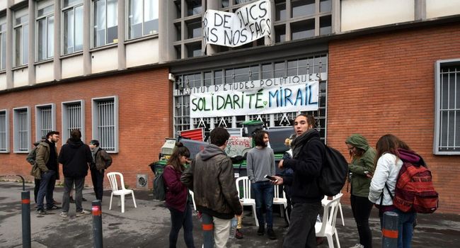 Un groupe d'étudiants bloque Sciences Po Toulouse, les examens annulés - ladepeche.fr