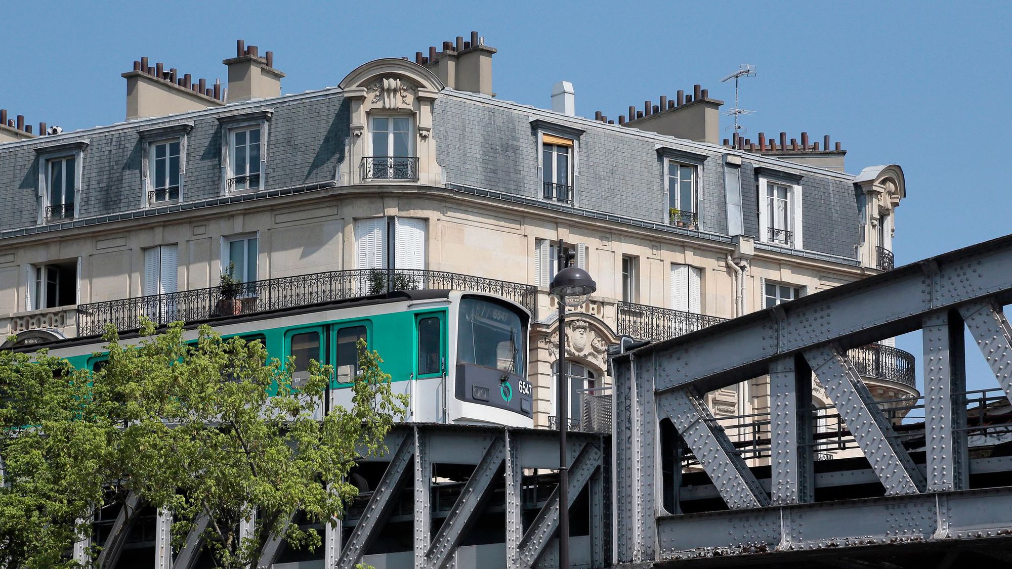 Un mineur se tue après être monté sur le toit d'un métro à Paris - L'Express