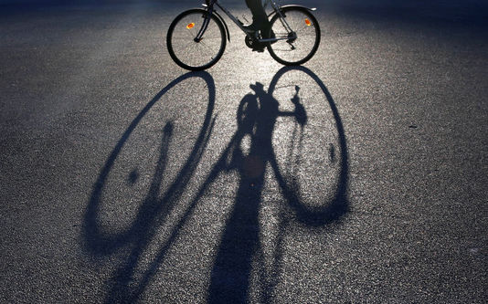 Vélo : le casque devient obligatoire pour les enfants de moins de 12 ans - Le Monde