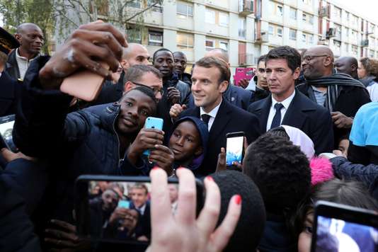 Après des mois de silence, Emmanuel Macron lance sa politique de la ville