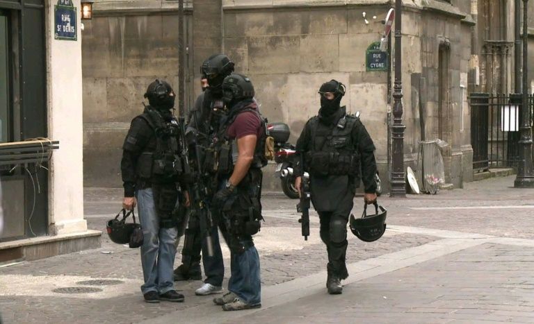 Fausse alerte terroriste à Paris: deux adolescents de 16 et 14 ans mis en examen