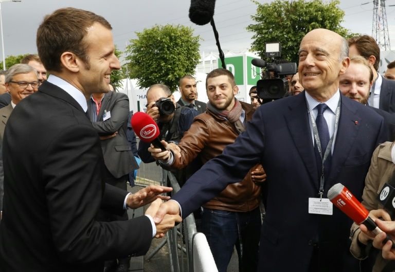 Hollande au plus bas, Valls gagne du terrain, Juppé et Macron toujours populaires