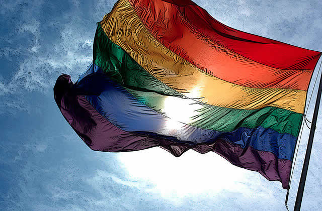 Homophobie : les homosexuels sont-ils toujours stigmatisés ?