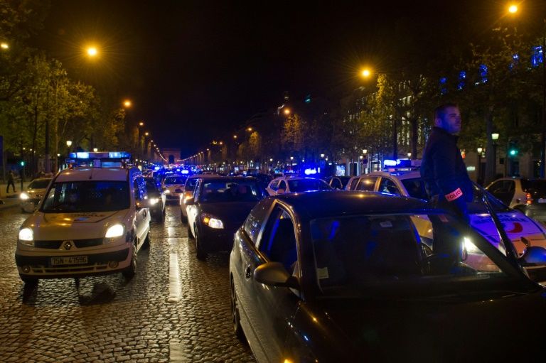 Manifestation inédite de policiers sur les Champs-Elysées