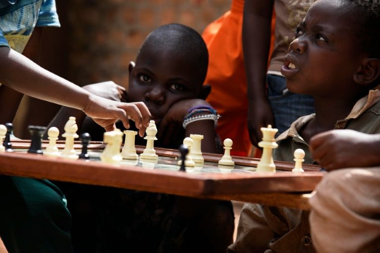 Ouganda: reine des échecs, un passeport pour quitter le bidonville
