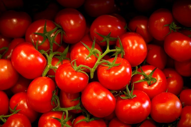 Pêches et tomates en grandes surfaces: le prix n'est pas forcément gage de qualité (étude)