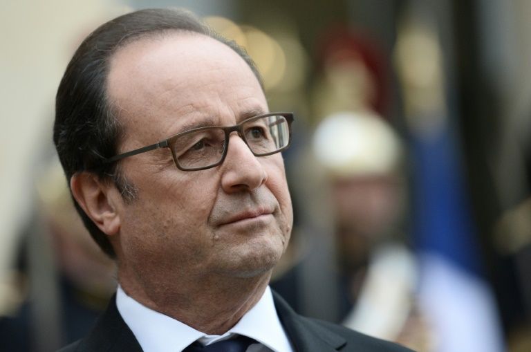 Présidentielle: Hollande dans l'ombre de Mitterrand