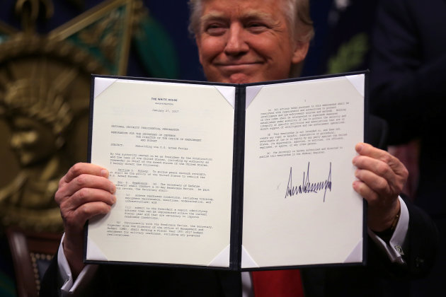 En cent jours, Donald Trump n'a pas fait grand-chose, sinon exhiber sa signature - Le Huffington Post