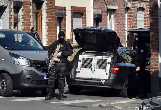 Belgique : arrestations parmi les motards des Kamikaze Riders, soupçonnés de projet terroriste - Le Monde