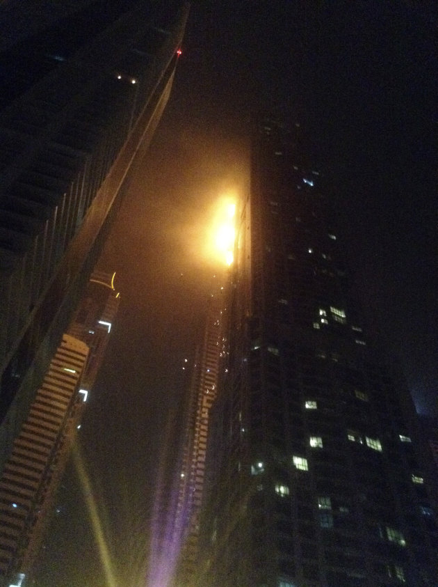 Un incendie ravage la Torch Tower de Dubaï sans faire de victimes - Le Huffington Post