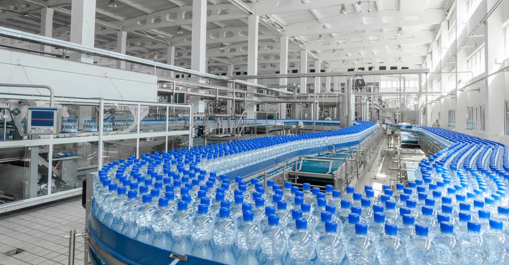 De l’eau en bouteille contaminée par des particules de plastique