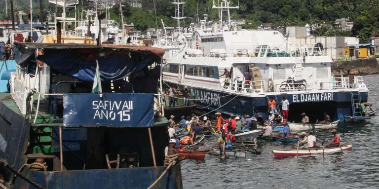 Les Comores refoulent un navire de migrants expulsés de Mayotte - Le Monde
