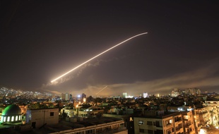 VIDEO. Syrie: La défense aérienne abat des missiles au-dessus de Homs - 20minutes.fr