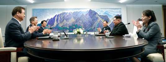 Premier entretien entre Kim Jong-un et Moon Jae-in à la « Maison de la paix », à Panmunjom, le 27 avril 2018.