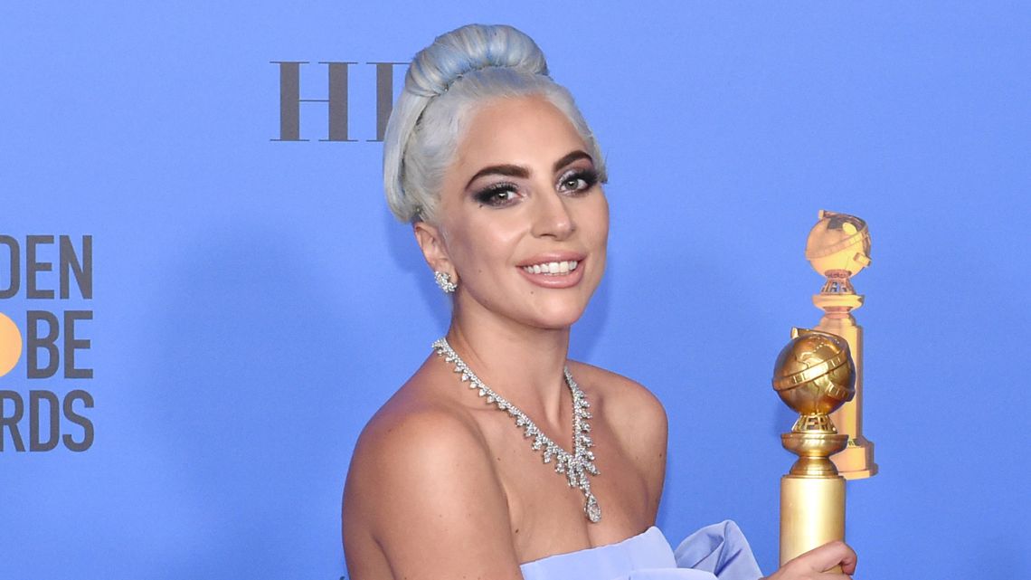 PHOTOS Lady Gaga éblouissante dans son imposante robe ornée d'une pluie de diamants aux Golden Globes