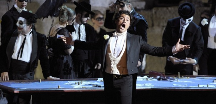 Le ténor Vittorio Grigolo dans le rôle d'Alfredo Germont en juillet 2009 dans la Traviata de Frederic Belier Garcia (Gérard Julien/AFP)
