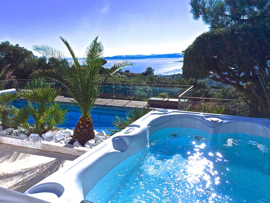 Airbnb - Villa 5* Les Issambres Vue mer, Piscine chauffée à Roquebrune-sur-Argens dans le Var