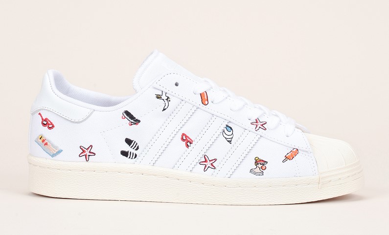 Adidas Originals Superstar Sneakers en toile blanche motifs ludiques - Monshowroom