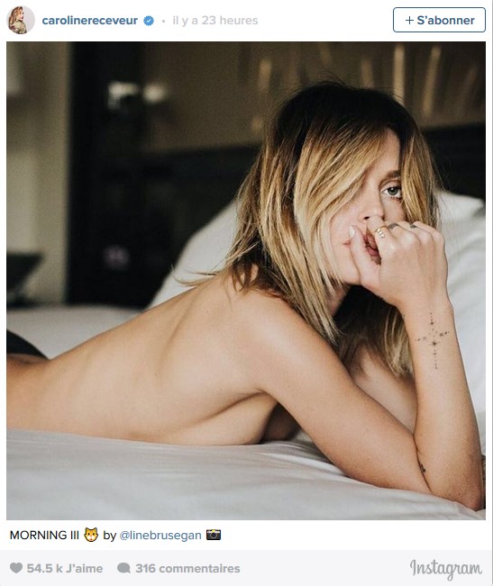 Caroline Receveur topless sur son lit
