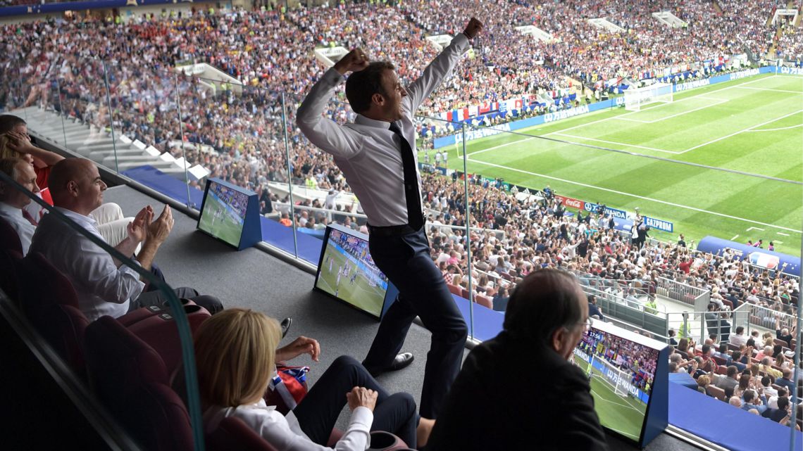 Emmanuel Macron fou de joie dans les tribunes : pourquoi cette photo n’aurait jamais dû exister