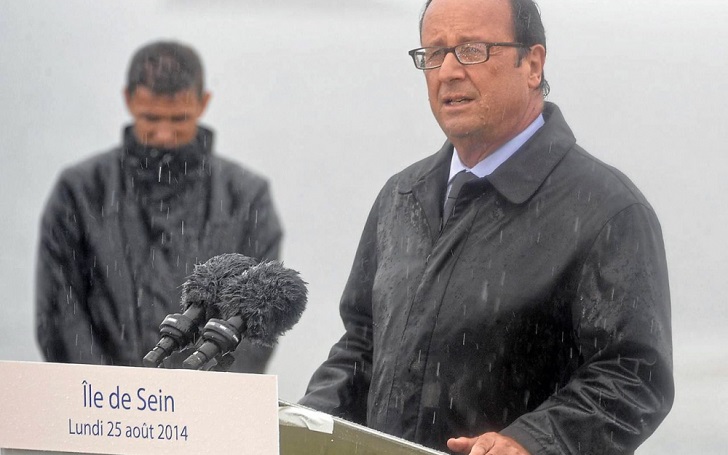 Ile de Sein (Finistère), le 25 août 2014. François Hollande refuse de s’abriter lors des commémorations des 70 ans de la Libération
