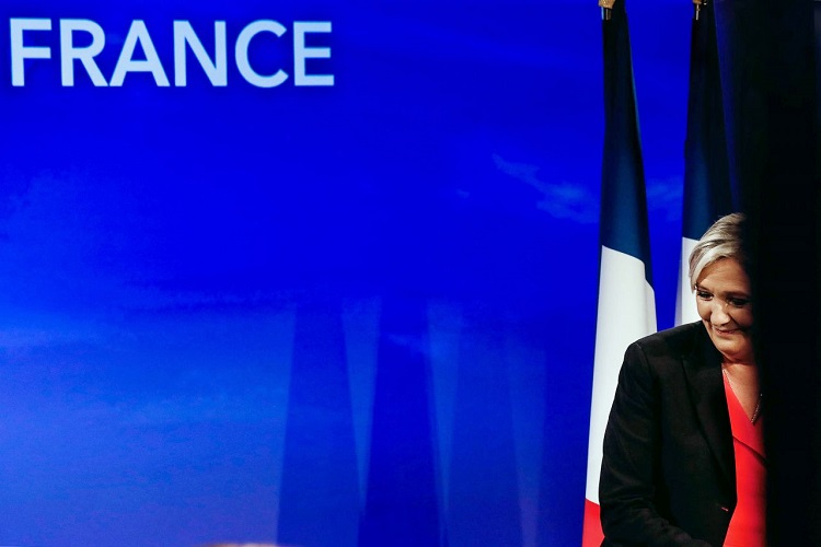 Au Front national, ça tangue pour Marine Le Pen