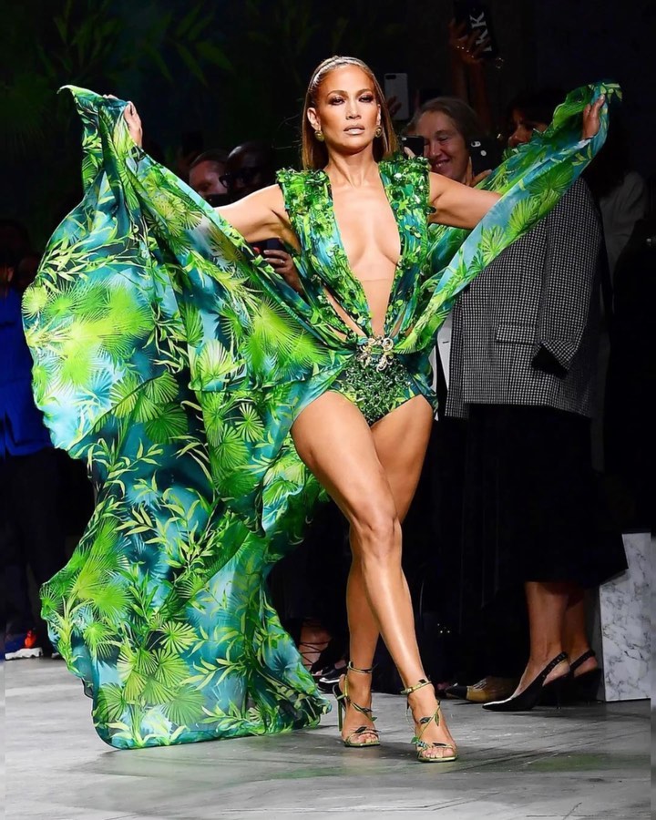 PHOTOS Jennifer Lopez en décolleté ultra plongeant fait sensation dans la robe qu’elle portait déjà il y a 19 ans