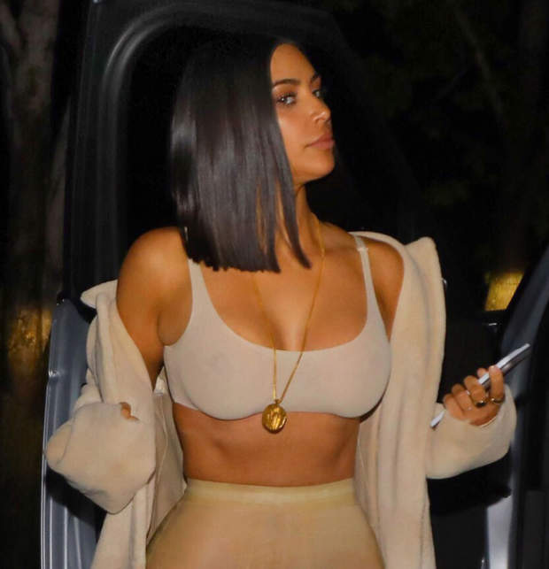 Kim Kardashian sexy en total look nude : elle en dévoile beaucoup