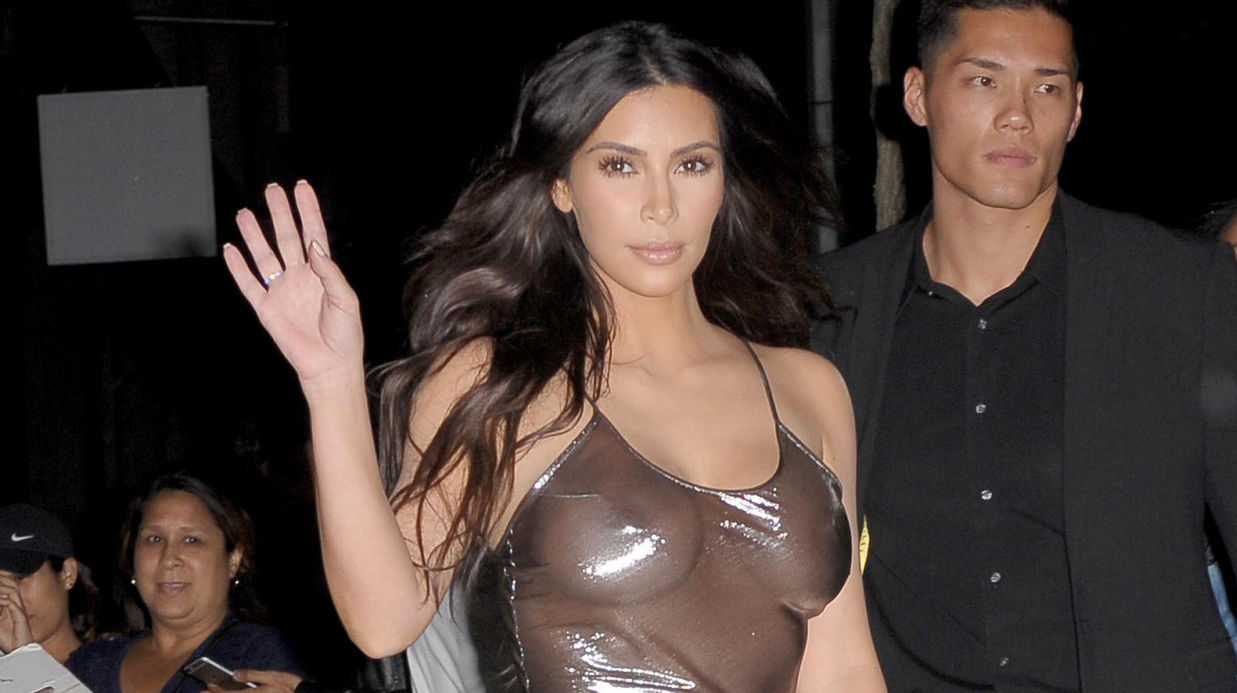 PHOTOS Kim Karda­shian : sa virée seins nus sous sa robe trans­pa­rente et cuis­sardes de l’en­fer