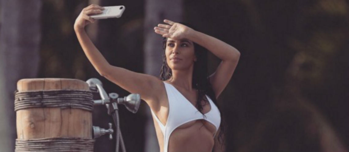 PHOTOS Accu­sée de triche­rie en bikini, Kim Karda­shian essaie de sauver ses fesses