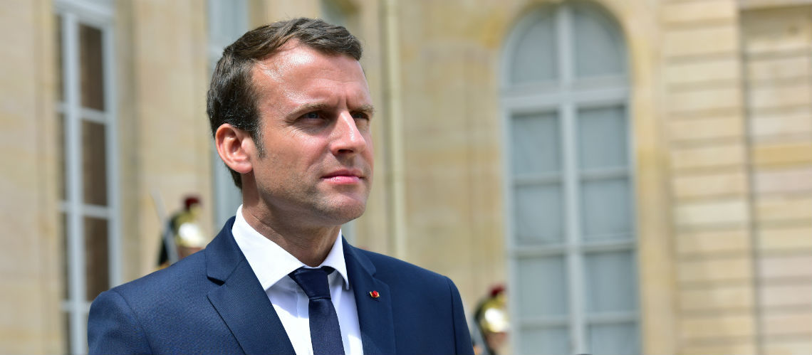 Emma­nuel Macron, beau gosse, n’a pas à craindre la presse people : encore une pique pour François Hollande?!