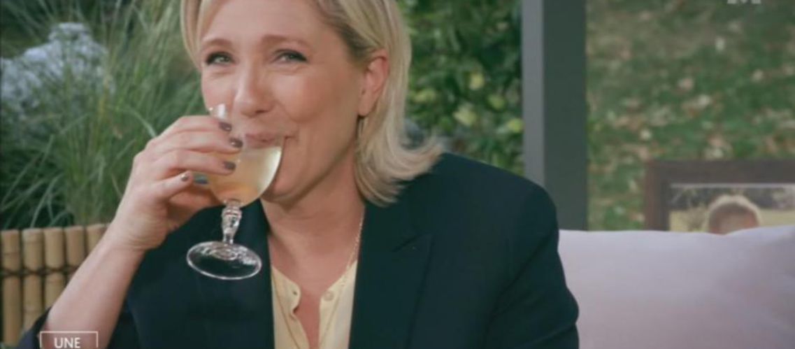 Trop de cham­pagne pour Marine Le Pen?? Elle aurait traité François Fillon de « merde »