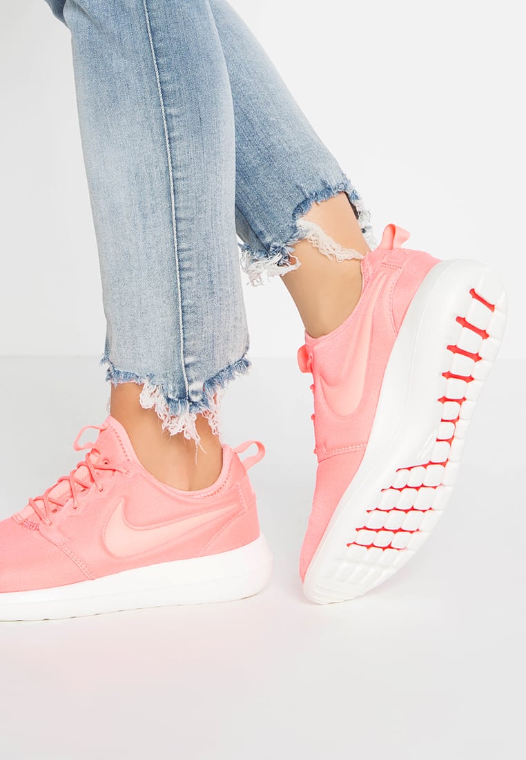 Nike Sportswear ROSHE TWO Baskets basses atomic pink/sail/turf orange